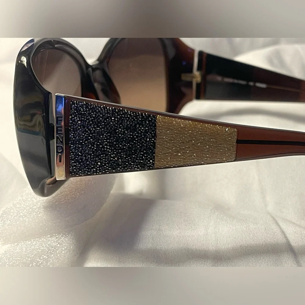 Fendi 😎 Sunglasses - Picture 5 of 10